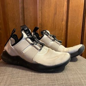 Size 8.5 Women’s Nike Free Run CMTR Sneakers
